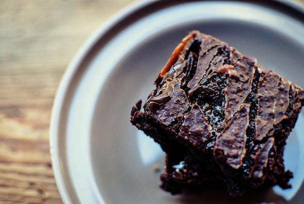 Photo high angle view of chocolate cake in plate on table