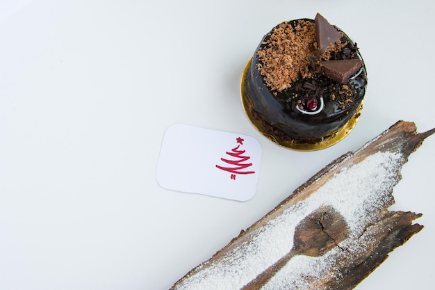 Photo high angle view of chocolate cake on table against white background