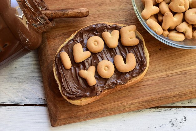 Foto vista ad alta angolazione della torta di cioccolato sul tavolo