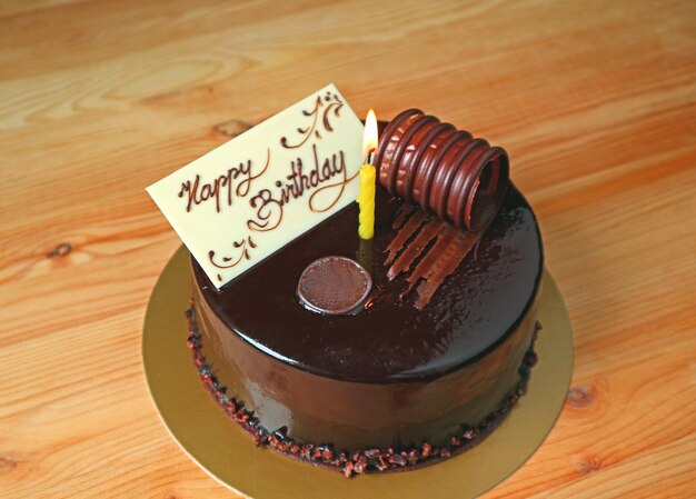 Photo high angle view of chocolate cake on table