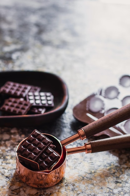 Foto vista ad alta angolazione della torta al cioccolato sul tavolo