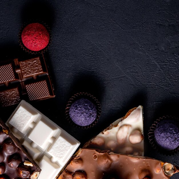 Foto vista ad alta angolazione della torta di cioccolato sul tavolo