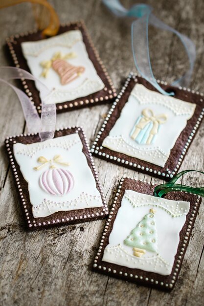 Photo high angle view of chocolate christmas cookies on wooden table