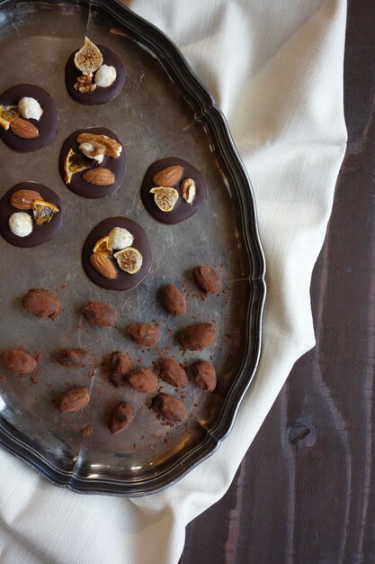 Foto vista ad alta angolazione del cioccolato sul tavolo