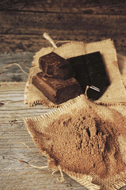 Foto vista ad alta angolazione del cioccolato sul tavolo