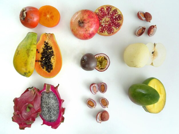 Foto vista ad alto angolo di frutta tritata su sfondo bianco