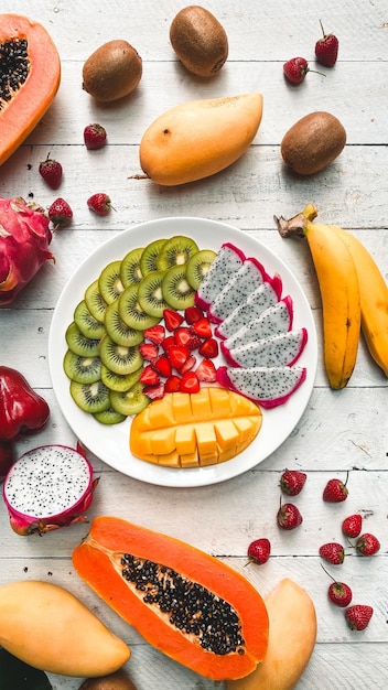 Foto vista ad alta angolazione di frutta tritata sul tavolo