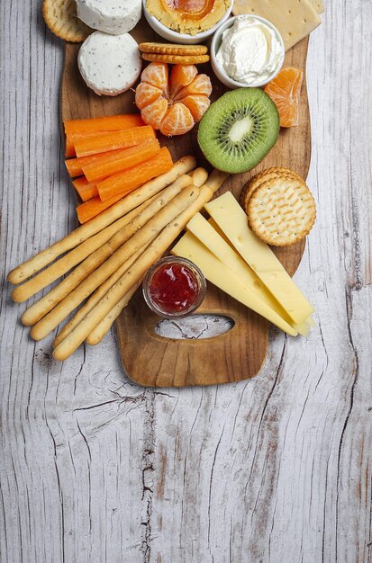 Foto vista ad alto angolo di frutta tritata su tavola