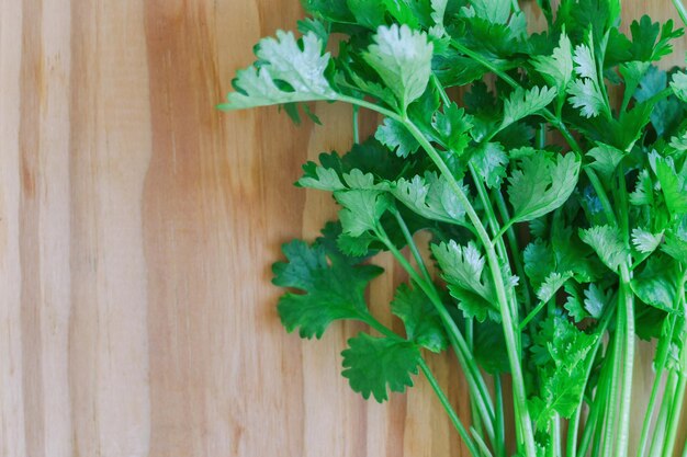 Photo high angle view of chopped leaves on table