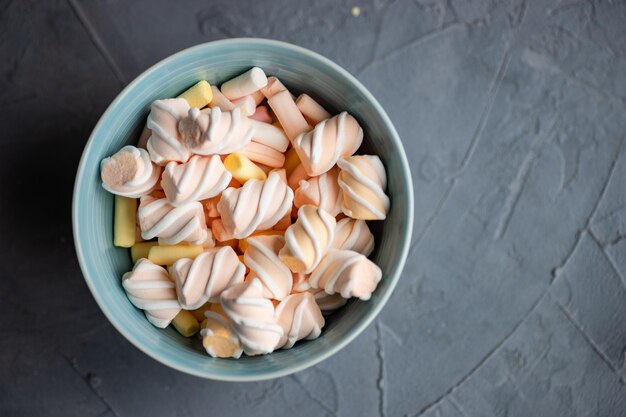 Photo high angle view of chopped vegetables in bowl on table