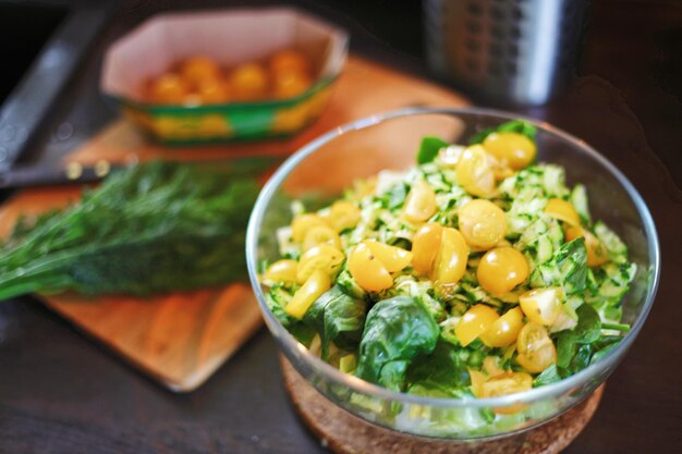 Photo high angle view of chopped vegetables in bowl on table