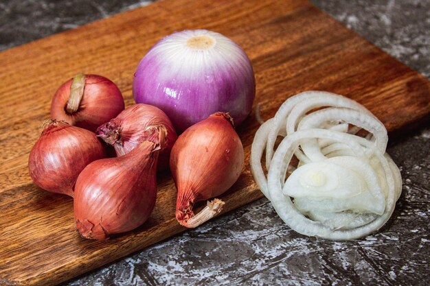 テーブル上の切った野菜の高角度の視点