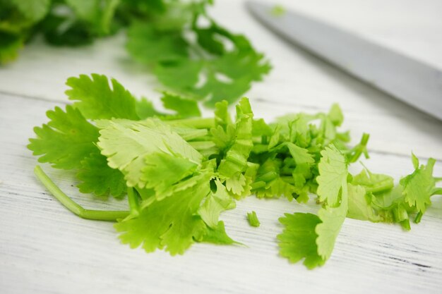 テーブルの上で切った野菜の高角度の景色
