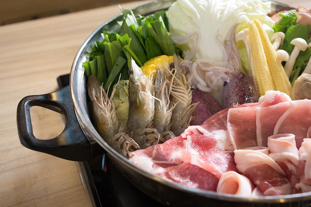 テーブルの上で切った野菜の高角度の景色