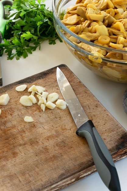 Photo high angle view of chopped vegetables on table