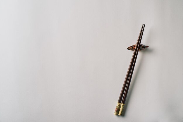 Photo high angle view of chopsticks on white background