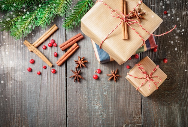箱の中のクリスマスの装飾の高角度のビュー