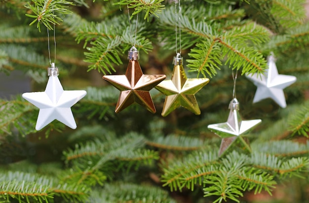 Foto vista ad alta angolazione della decorazione natalizia appesa all'albero