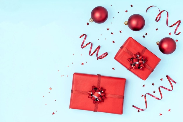 テーブル上のクリスマスの装飾の高角度のビュー