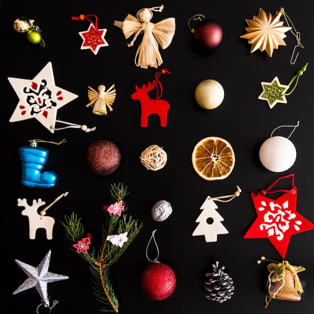 Foto vista ad alta angolazione delle decorazioni natalizie su sfondo nero