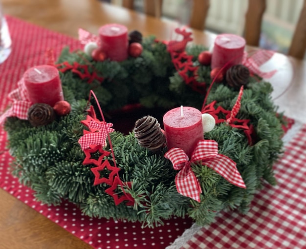 Foto vista ad alta angolazione delle decorazioni natalizie sul tavolo