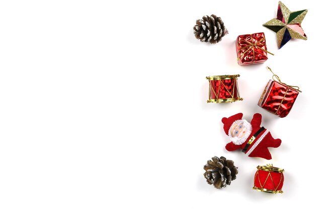 白い背景上のクリスマスの装飾の高角度のビュー
