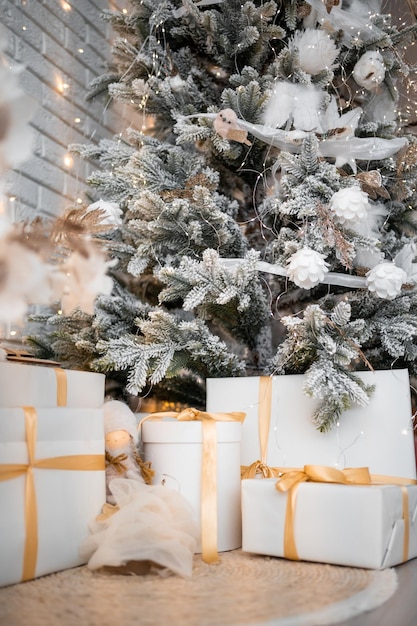 クリスマスツリーの高角度のビュー