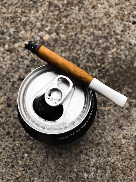 Photo high angle view of cigarette on can