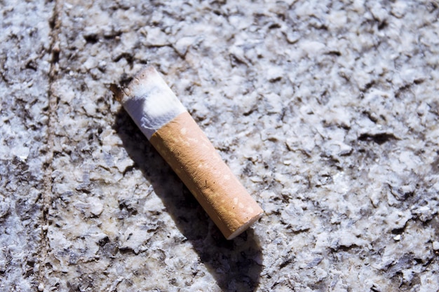 Photo high angle view of cigarette on road