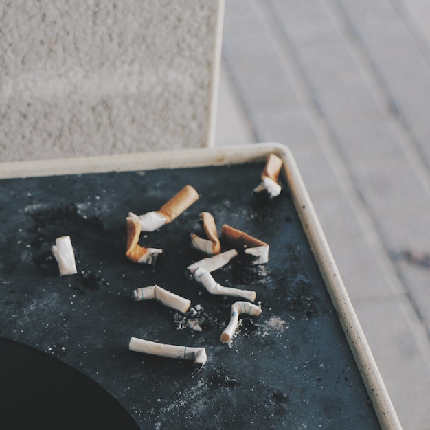 Photo high angle view of cigarette smoking on table