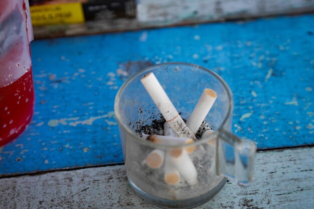 Photo high angle view of cigarette on table