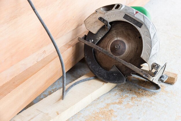 Photo high angle view of circular saw on floor at construction site