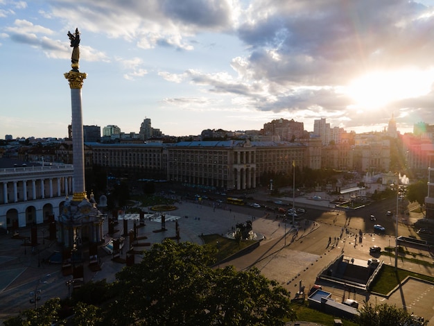 Высокоугольный вид города на облачное небо