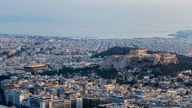 Photo high angle view of city of athens with prominently placed acropolis against sky