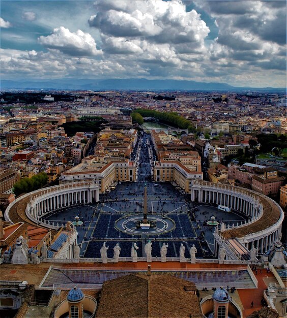 Vista ad alta angolazione degli edifici della città contro un cielo nuvoloso