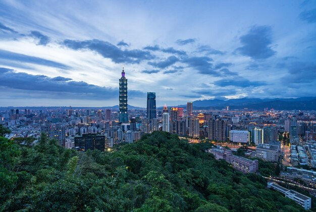 雲の空を背景に都市の建物を高角度で眺める