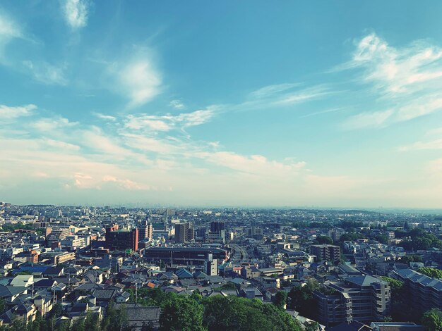 雲の空を背景に都市の建物を高角度で眺める