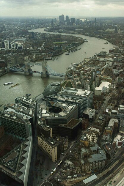 Vista ad alto angolo degli edifici della città dal fiume