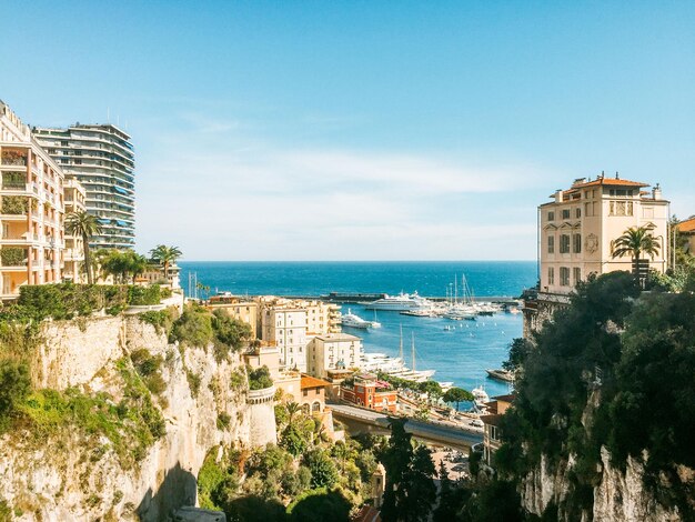 Foto vista ad alto angolo della città dal mare contro il cielo blu