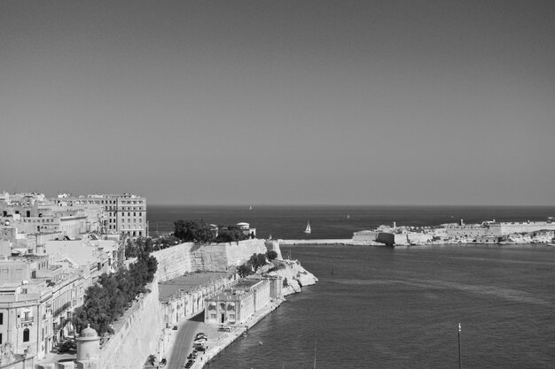 Foto vista ad alto angolo della città dal mare contro un cielo limpido