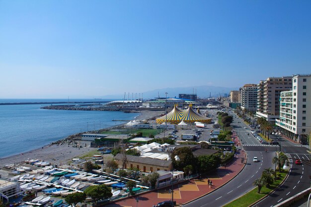 Foto vista ad alto angolo della città dal mare contro un cielo limpido