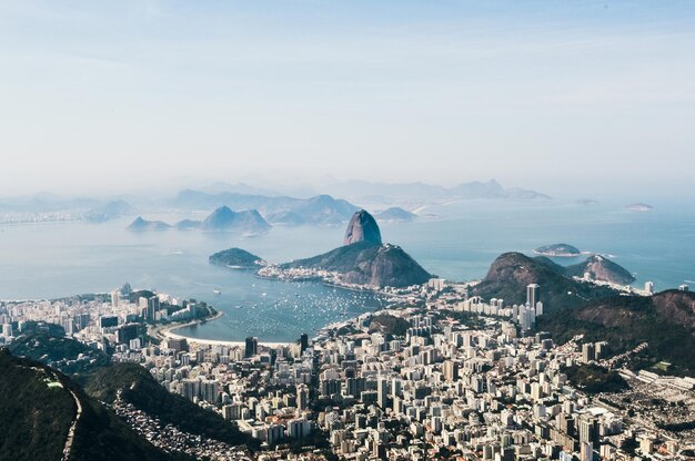 Photo high angle view of city by sea against sky