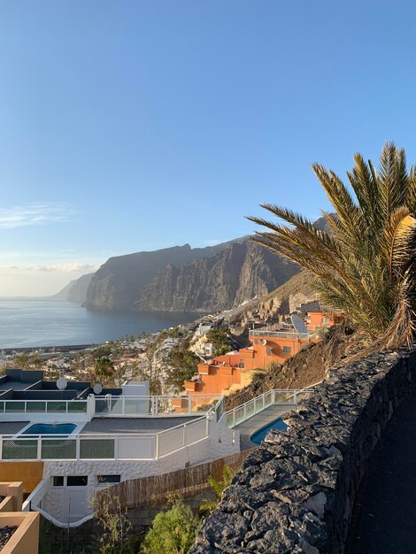 Foto vista ad alto angolo della città dal mare contro il cielo