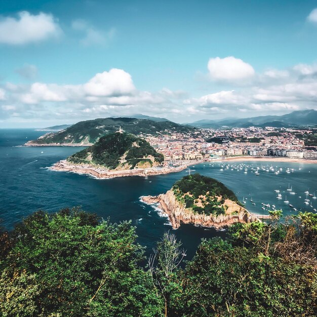 Foto vista ad alto angolo della città dal mare contro il cielo