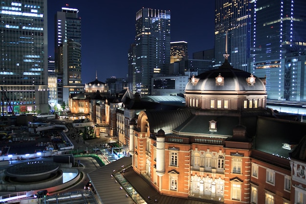 夜に照らされた街の高角度の景色