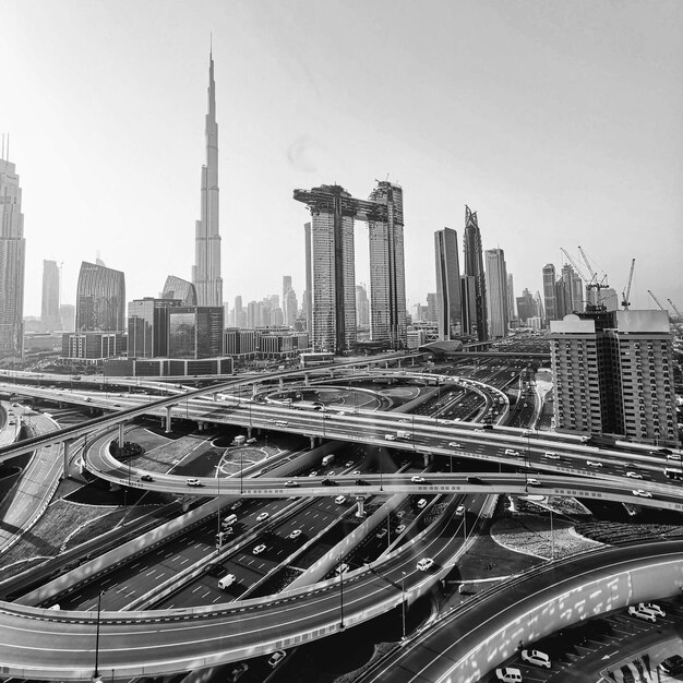 Foto vista ad alta angolazione della strada della città contro il cielo