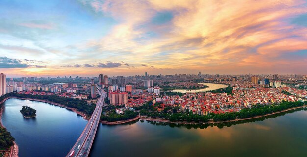 Foto vista ad alto angolo della città al tramonto