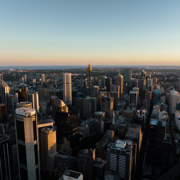 Foto vista ad alto angolo della città al tramonto