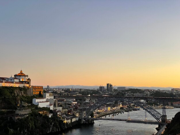 夕暮れの街の高角度の景色