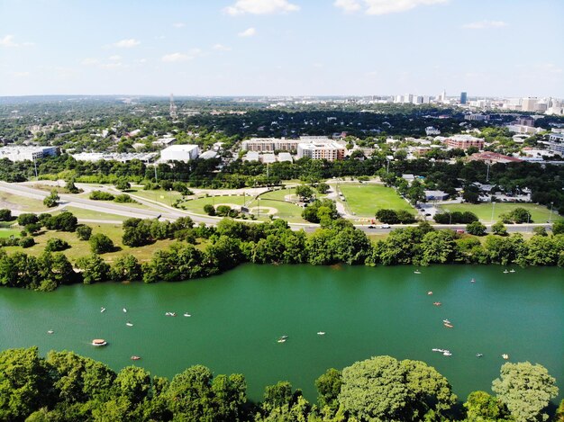 Foto vista ad alto angolo della città e degli alberi contro il cielo